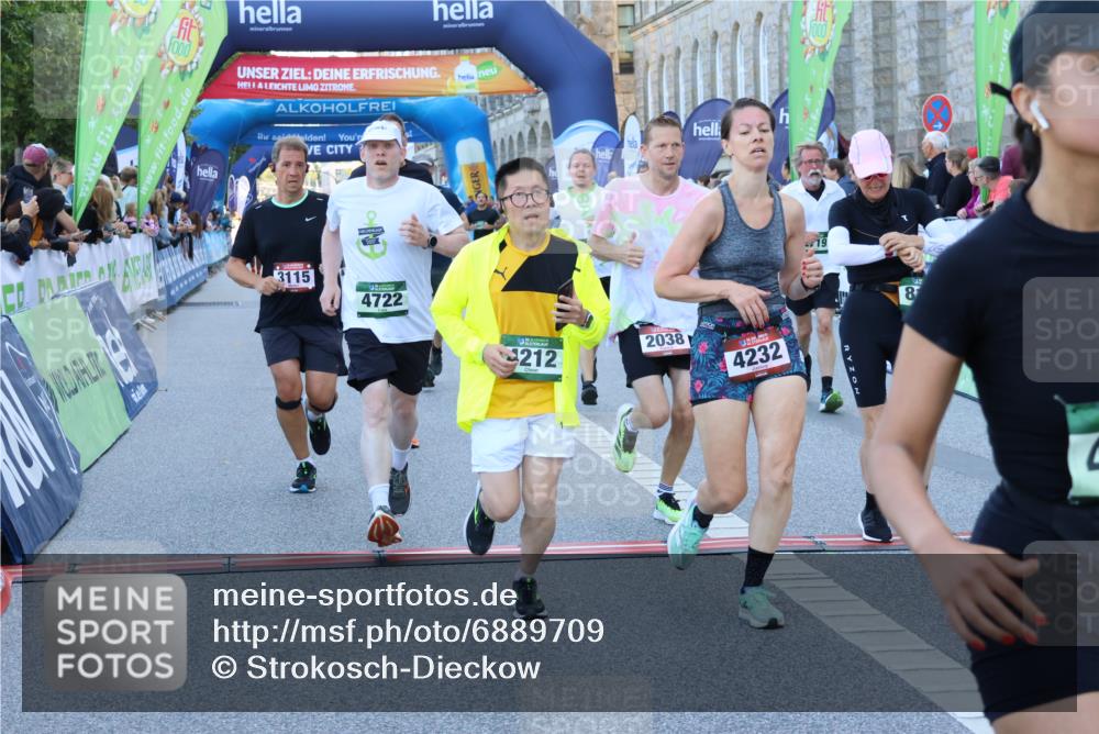 01.09.2024 - BARMER Alsterlauf Strokosch-Dieckow http://msf.ph/oto/6889709 01.09.2024 09:59:29 Ziel 2038, 2079, 2223, 2719, 2771, 3115, 3603, 3758, 4212, 4232, 4432, 4495, 4605, 4708, 4722, 4727, 4867, 5016, 5231, 8111 meine-sportfotos.de