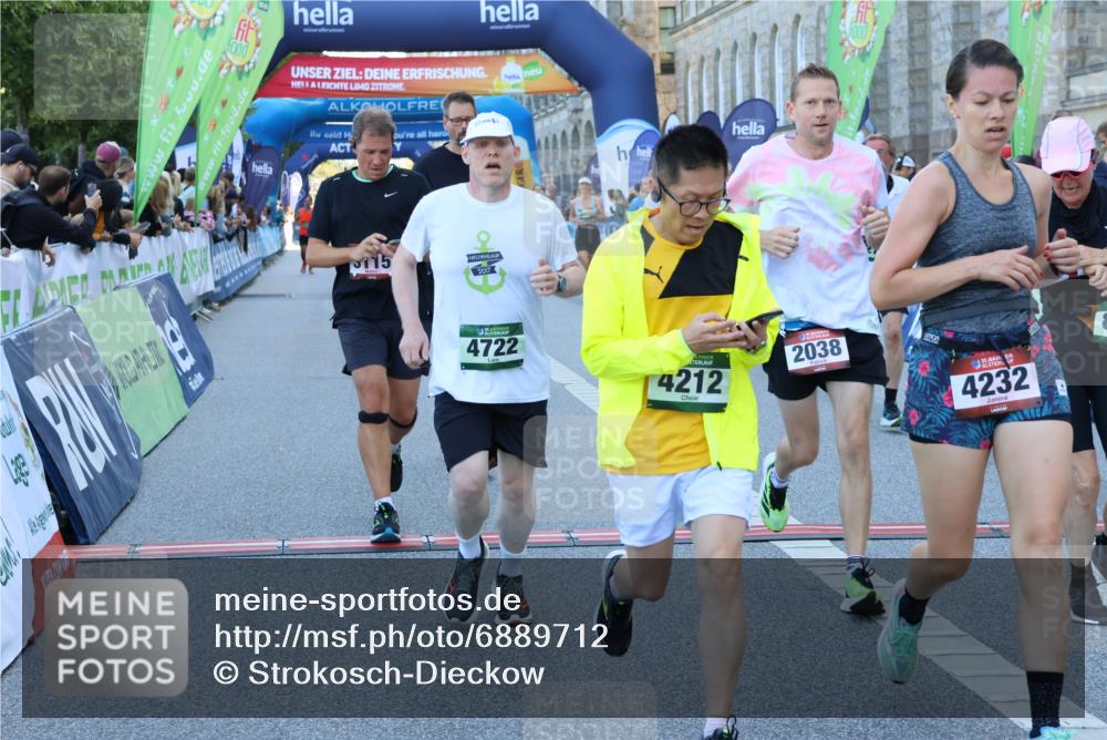 01.09.2024 - BARMER Alsterlauf Strokosch-Dieckow http://msf.ph/oto/6889712 01.09.2024 09:59:30 Ziel 2038, 2079, 2223, 2719, 2771, 3010, 3115, 3603, 3758, 4212, 4232, 4495, 4605, 4708, 4722, 4727, 4867, 5016, 5231, 8111 meine-sportfotos.de