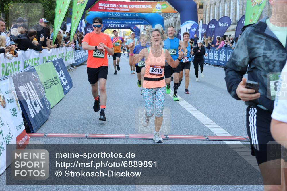 01.09.2024 - BARMER Alsterlauf Strokosch-Dieckow http://msf.ph/oto/6889891 01.09.2024 10:00:42 Ziel 2330, 2419, 2612, 2652, 3078, 3541, 3725, 3834, 3836, 4263, 4553, 4739, 4744, 8007, 8044, 8046, 8054, 8086, 8088, 8338 meine-sportfotos.de