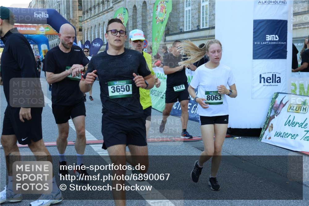 01.09.2024 - BARMER Alsterlauf Strokosch-Dieckow http://msf.ph/oto/6890067 01.09.2024 10:02:06 Ziel 2116, 2442, 2642, 2677, 2691, 2769, 2939, 3026, 3203, 3294, 3521, 3650, 3746, 3862, 4024, 4085, 4086, 4138, 4218, 4441, 4509, 4719, 4972, 5210, 5254, 5263, 8063, 8297 meine-sportfotos.de