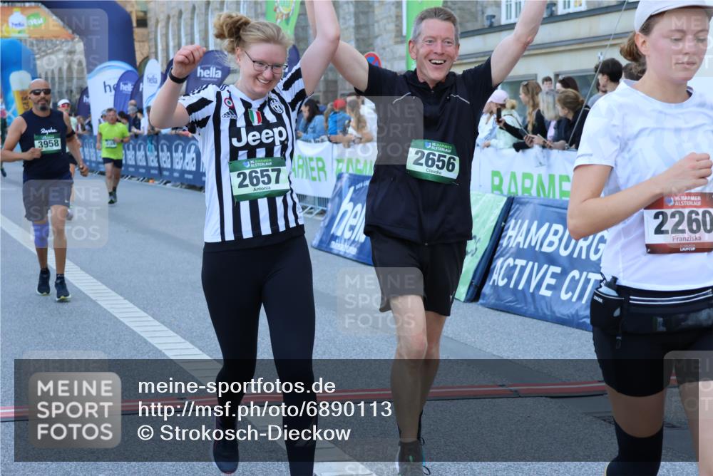 01.09.2024 - BARMER Alsterlauf Strokosch-Dieckow http://msf.ph/oto/6890113 01.09.2024 10:02:27 Ziel 2098, 2099, 2260, 2656, 2657, 2823, 3591, 3958, 3979, 4169, 4308, 4703, 4892, 5037 meine-sportfotos.de