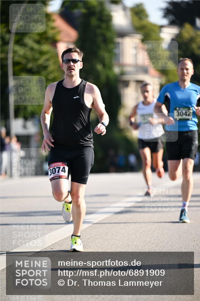01.09.2024 - BARMER Alsterlauf Dr. Thomas Lammeyer http://msf.ph/oto/6891909 01.09.2024 09:23:10 Laufen 15, 3074, 3042 meine-sportfotos.de
