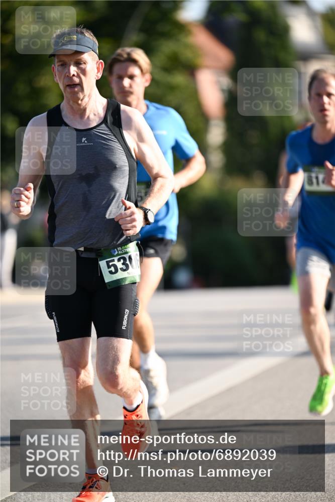 01.09.2024 - BARMER Alsterlauf Dr. Thomas Lammeyer http://msf.ph/oto/6892039 01.09.2024 09:23:37 Laufen 10, 53, 3, 814 meine-sportfotos.de