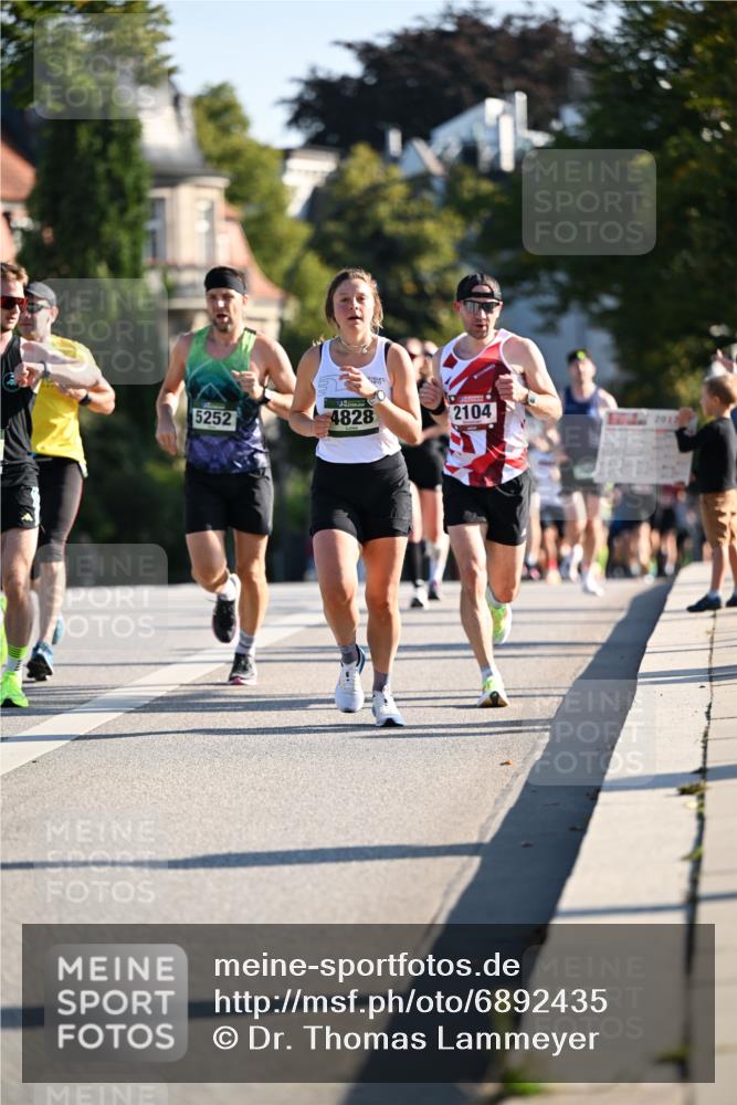 01.09.2024 - BARMER Alsterlauf Dr. Thomas Lammeyer http://msf.ph/oto/6892435 01.09.2024 09:24:47 Laufen 5252, 4828, 2104, 2012 meine-sportfotos.de
