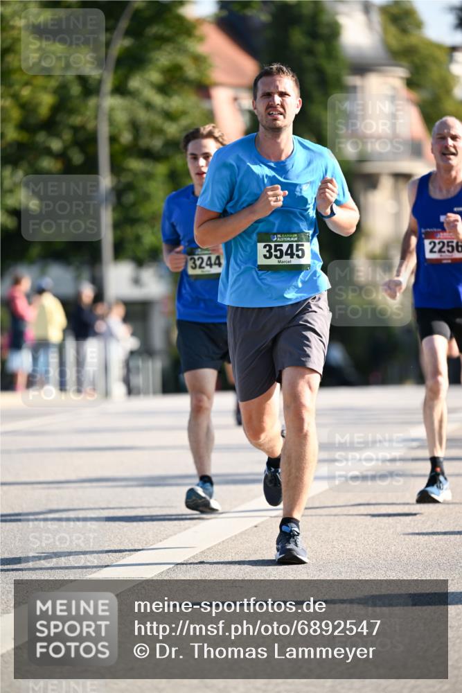 01.09.2024 - BARMER Alsterlauf Dr. Thomas Lammeyer http://msf.ph/oto/6892547 01.09.2024 09:25:06 Laufen 3244, 35, 3545, 2256 meine-sportfotos.de