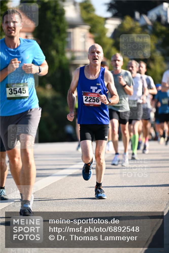 01.09.2024 - BARMER Alsterlauf Dr. Thomas Lammeyer http://msf.ph/oto/6892548 01.09.2024 09:25:06 Laufen 3545, 35, 2256 meine-sportfotos.de