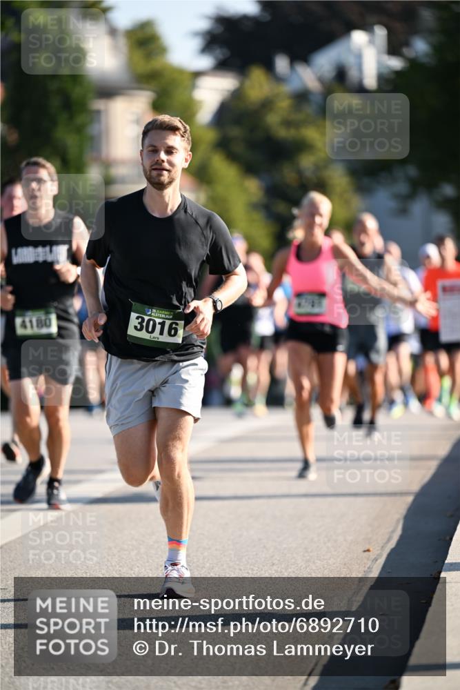 01.09.2024 - BARMER Alsterlauf Dr. Thomas Lammeyer http://msf.ph/oto/6892710 01.09.2024 09:25:33 Laufen 4180, 35, 3016 meine-sportfotos.de