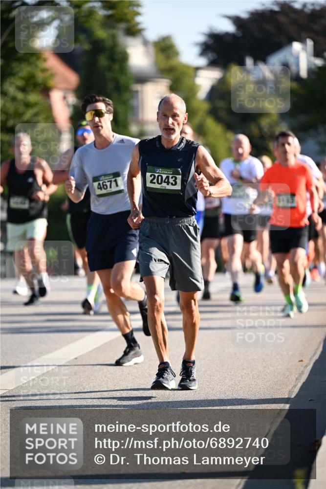 01.09.2024 - BARMER Alsterlauf Dr. Thomas Lammeyer http://msf.ph/oto/6892740 01.09.2024 09:25:37 Laufen 4671, 35, 2043 meine-sportfotos.de