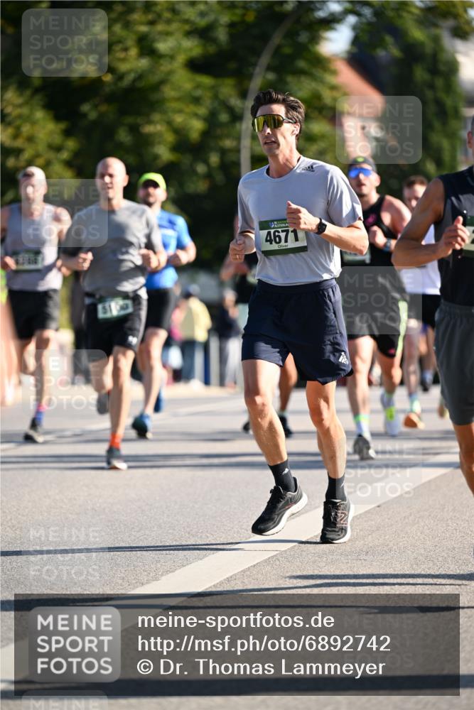 01.09.2024 - BARMER Alsterlauf Dr. Thomas Lammeyer http://msf.ph/oto/6892742 01.09.2024 09:25:38 Laufen 4671 meine-sportfotos.de