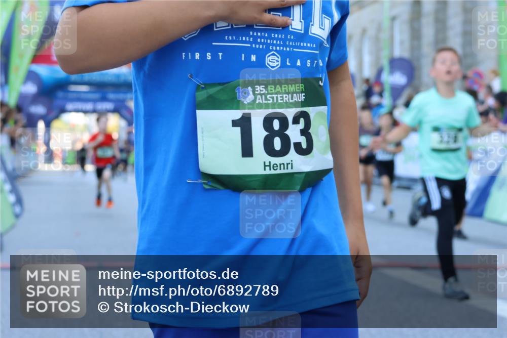 01.09.2024 - BARMER Alsterlauf Strokosch-Dieckow http://msf.ph/oto/6892789 01.09.2024 10:52:15 Ziel 184, 191, 214, 224, 243, 271, 273, 281, 296, 323, 328, 351, 356, 384, 389, 393, 8238, 8299, 8315, 8328, 8340 meine-sportfotos.de