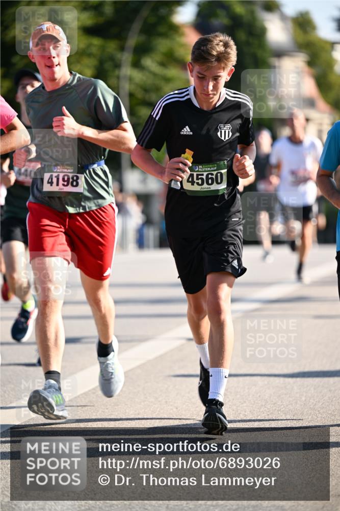 01.09.2024 - BARMER Alsterlauf Dr. Thomas Lammeyer http://msf.ph/oto/6893026 01.09.2024 09:26:26 Laufen 440, 4198, 4560 meine-sportfotos.de