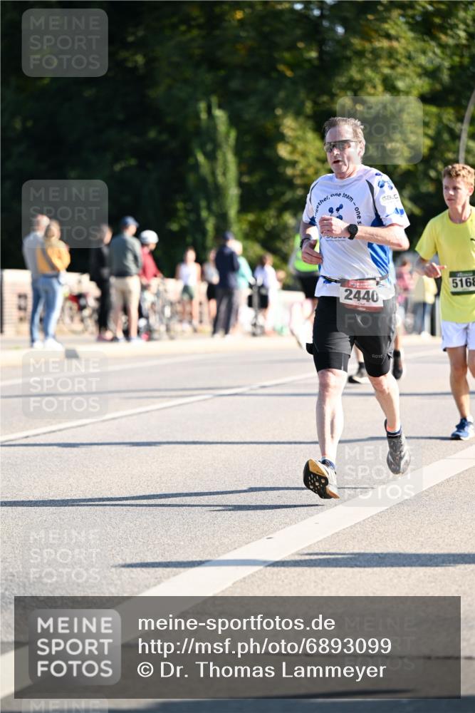 01.09.2024 - BARMER Alsterlauf Dr. Thomas Lammeyer http://msf.ph/oto/6893099 01.09.2024 09:26:37 Laufen 2440, 1427, 5168 meine-sportfotos.de