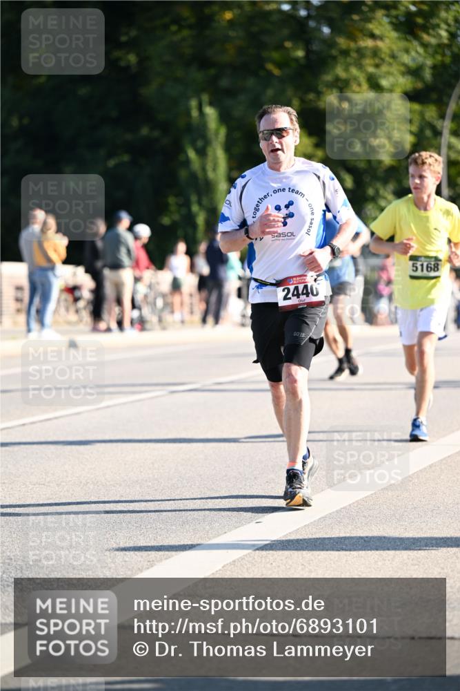 01.09.2024 - BARMER Alsterlauf Dr. Thomas Lammeyer http://msf.ph/oto/6893101 01.09.2024 09:26:38 Laufen 35, 2440, 5168 meine-sportfotos.de