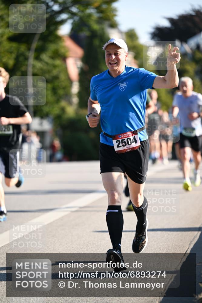 01.09.2024 - BARMER Alsterlauf Dr. Thomas Lammeyer http://msf.ph/oto/6893274 01.09.2024 09:27:05 Laufen 020, 35, 2504 meine-sportfotos.de