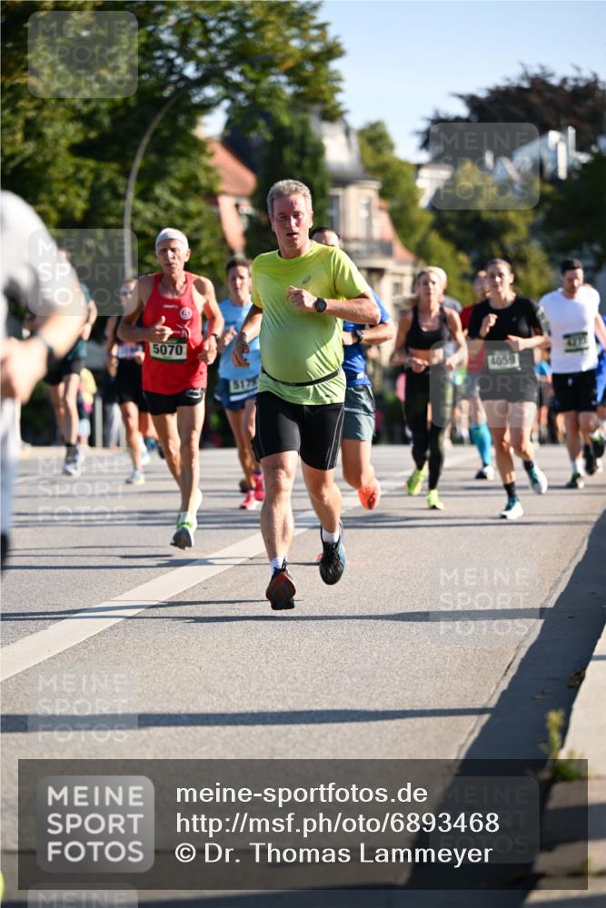 01.09.2024 - BARMER Alsterlauf Dr. Thomas Lammeyer http://msf.ph/oto/6893468 01.09.2024 09:27:39 Laufen 5070, 4059 meine-sportfotos.de