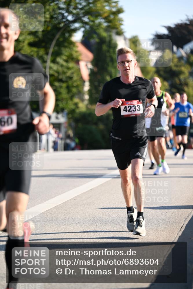 01.09.2024 - BARMER Alsterlauf Dr. Thomas Lammeyer http://msf.ph/oto/6893604 01.09.2024 09:28:01 Laufen 60, 135, 4233 meine-sportfotos.de