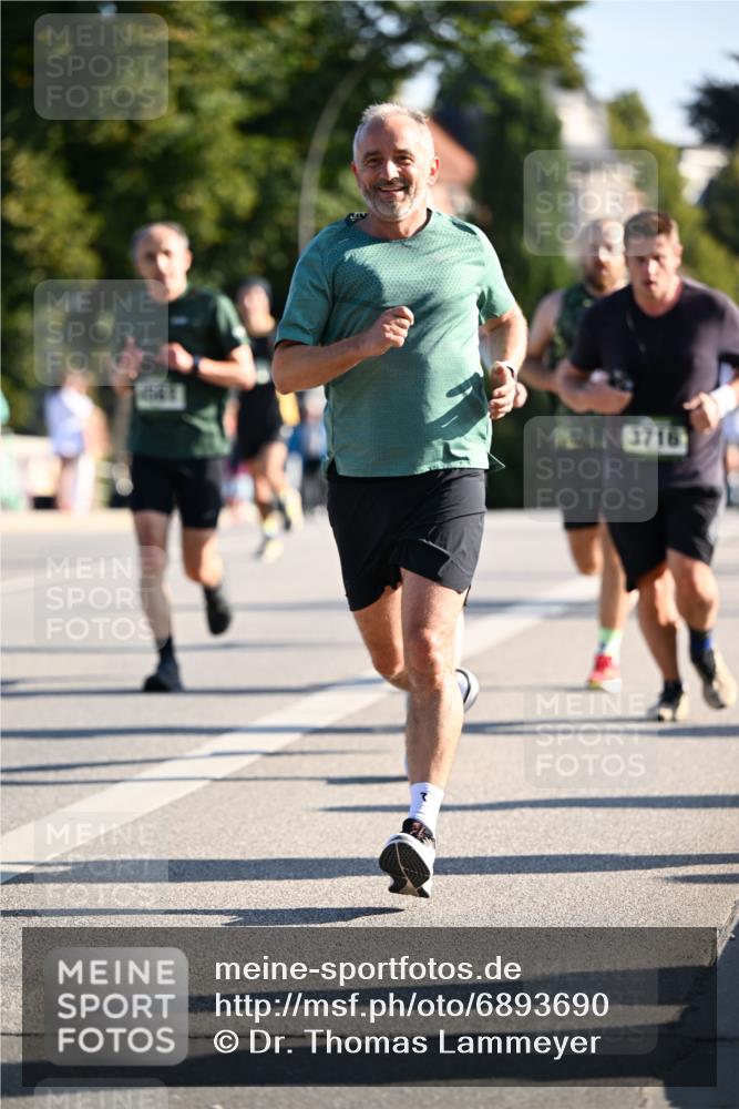 01.09.2024 - BARMER Alsterlauf Dr. Thomas Lammeyer http://msf.ph/oto/6893690 01.09.2024 09:28:16 Laufen 3716 meine-sportfotos.de
