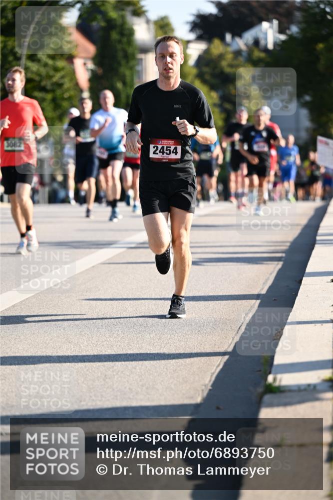 01.09.2024 - BARMER Alsterlauf Dr. Thomas Lammeyer http://msf.ph/oto/6893750 01.09.2024 09:28:27 Laufen 3082, 35, 2454 meine-sportfotos.de