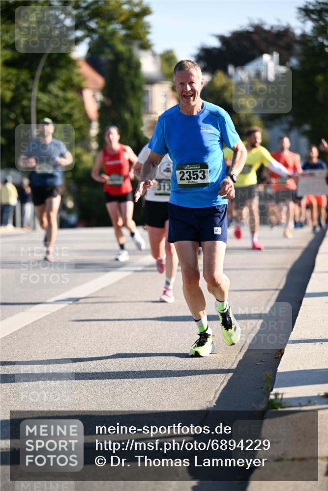 01.09.2024 - BARMER Alsterlauf Dr. Thomas Lammeyer http://msf.ph/oto/6894229 01.09.2024 09:29:53 Laufen 2353 meine-sportfotos.de