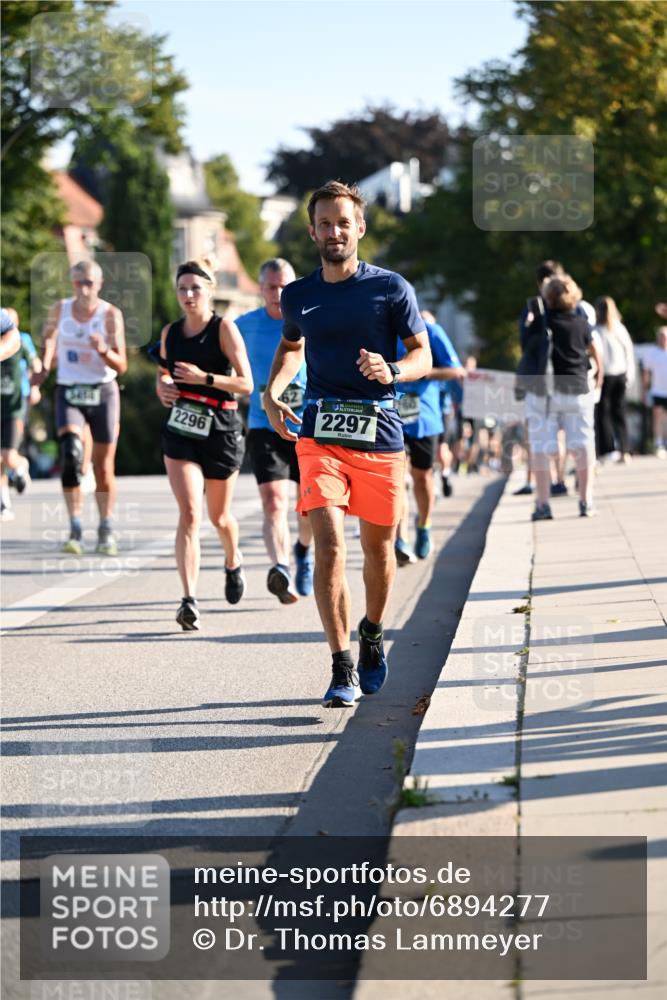 01.09.2024 - BARMER Alsterlauf Dr. Thomas Lammeyer http://msf.ph/oto/6894277 01.09.2024 09:30:01 Laufen 2296, 2297 meine-sportfotos.de