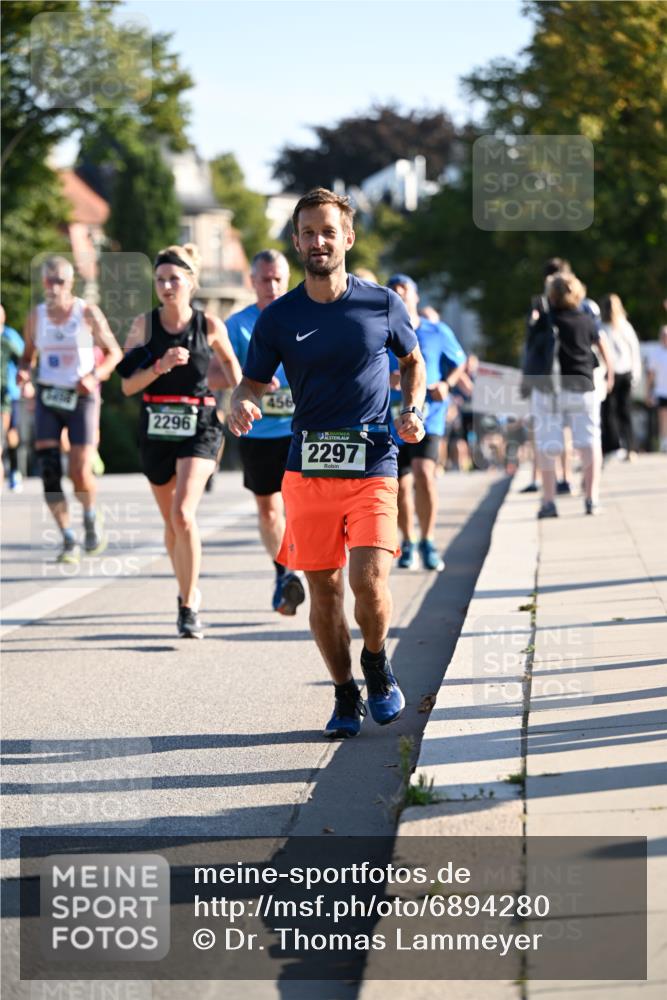 01.09.2024 - BARMER Alsterlauf Dr. Thomas Lammeyer http://msf.ph/oto/6894280 01.09.2024 09:30:01 Laufen 2296, 456, 2297 meine-sportfotos.de