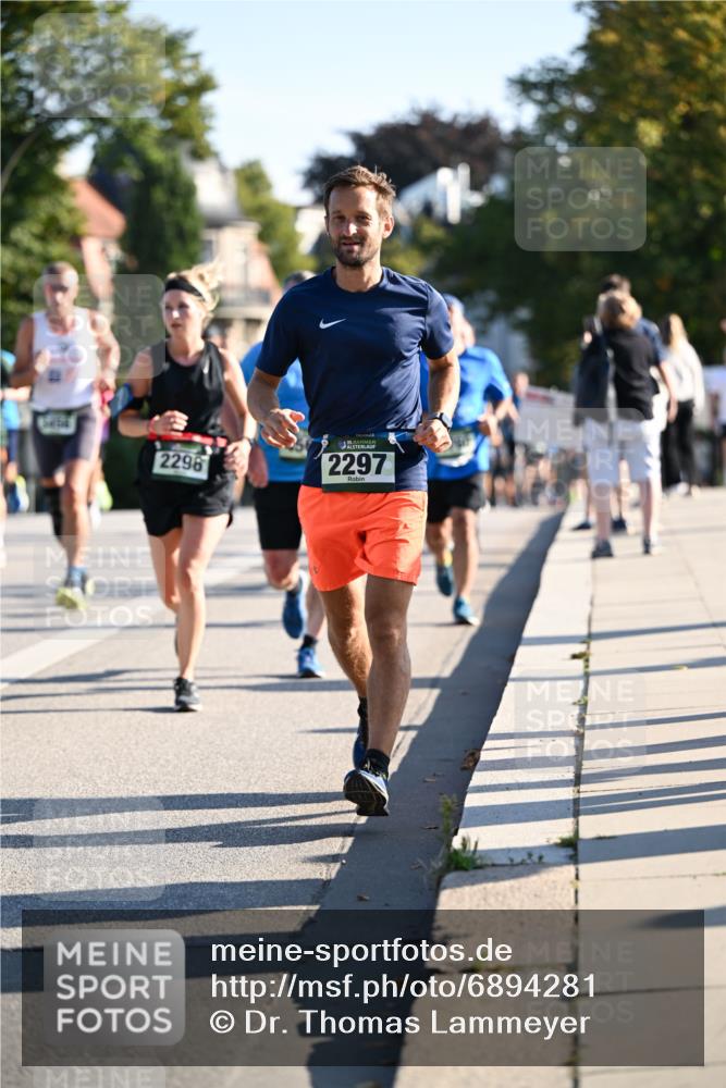 01.09.2024 - BARMER Alsterlauf Dr. Thomas Lammeyer http://msf.ph/oto/6894281 01.09.2024 09:30:01 Laufen 2296, 2297 meine-sportfotos.de