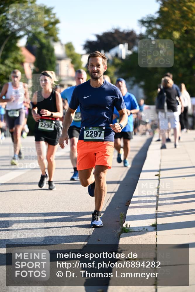 01.09.2024 - BARMER Alsterlauf Dr. Thomas Lammeyer http://msf.ph/oto/6894282 01.09.2024 09:30:01 Laufen 2296, 2297 meine-sportfotos.de