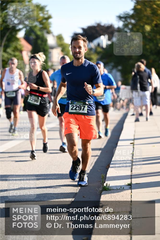 01.09.2024 - BARMER Alsterlauf Dr. Thomas Lammeyer http://msf.ph/oto/6894283 01.09.2024 09:30:01 Laufen 2296, 35, 2297 meine-sportfotos.de