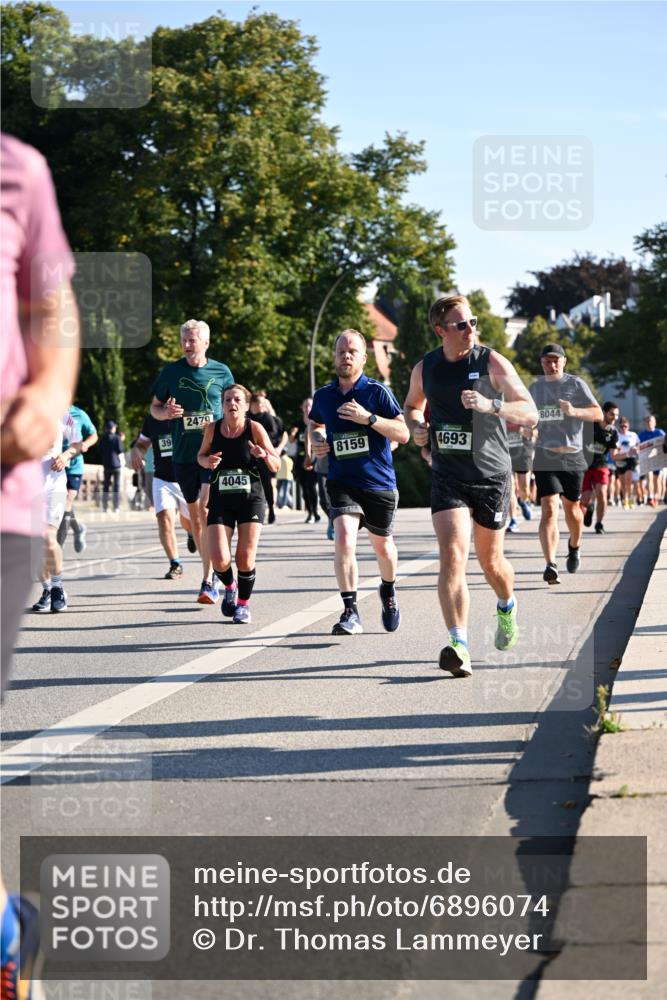 01.09.2024 - BARMER Alsterlauf Dr. Thomas Lammeyer http://msf.ph/oto/6896074 01.09.2024 09:34:00 Laufen 2479, 39, 4045, 8159, 4693, 8044 meine-sportfotos.de
