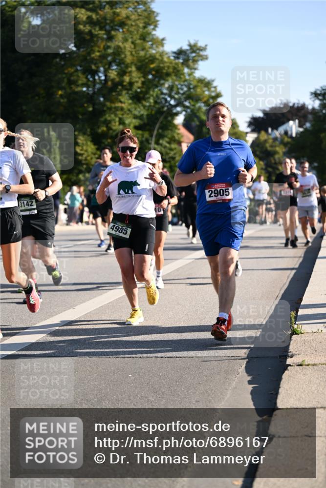 01.09.2024 - BARMER Alsterlauf Dr. Thomas Lammeyer http://msf.ph/oto/6896167 01.09.2024 09:34:11 Laufen 2905, 3142, 3142, 4985 meine-sportfotos.de