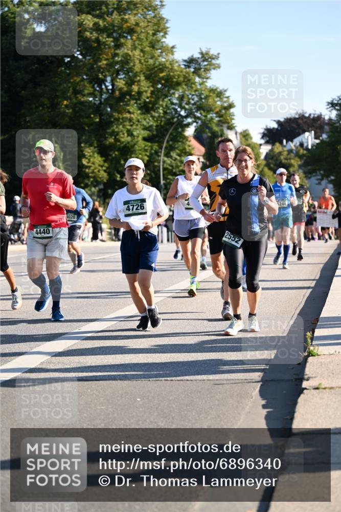 01.09.2024 - BARMER Alsterlauf Dr. Thomas Lammeyer http://msf.ph/oto/6896340 01.09.2024 09:34:27 Laufen 4726, 4440, 2552, 244 meine-sportfotos.de