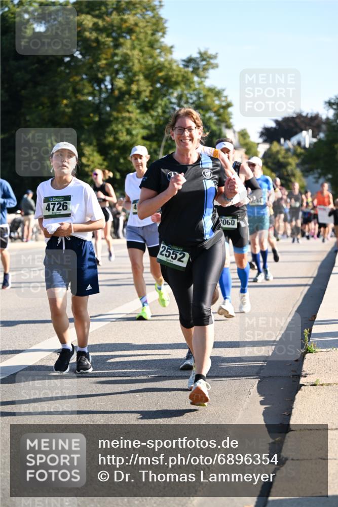 01.09.2024 - BARMER Alsterlauf Dr. Thomas Lammeyer http://msf.ph/oto/6896354 01.09.2024 09:34:28 Laufen 4726, 2552, 060 meine-sportfotos.de