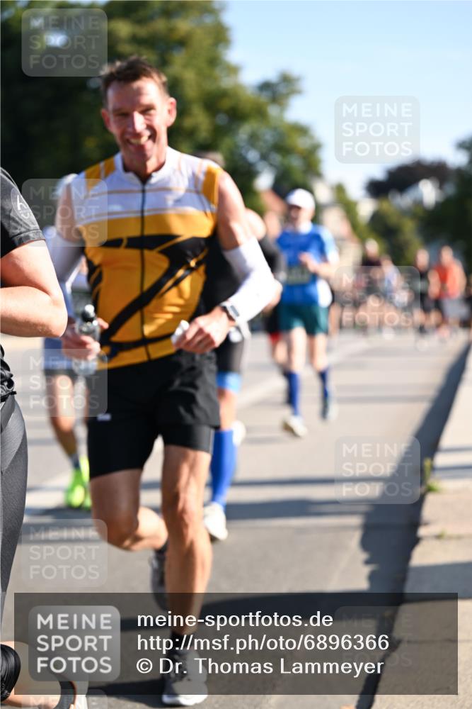 01.09.2024 - BARMER Alsterlauf Dr. Thomas Lammeyer http://msf.ph/oto/6896366 01.09.2024 09:34:30 Laufen 2 meine-sportfotos.de