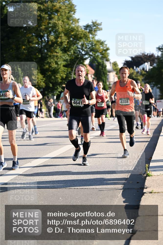 01.09.2024 - BARMER Alsterlauf Dr. Thomas Lammeyer http://msf.ph/oto/6896402 01.09.2024 09:34:35 Laufen 445, 4444, 4641, 8358, 4265, 4217 meine-sportfotos.de