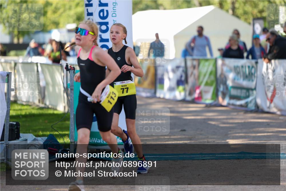 01.09.2024 - 17. Tribühne Triathlon Michael Strokosch http://msf.ph/oto/6896891 01.09.2024 09:50:18 Ziel 77, 104, 113 meine-sportfotos.de