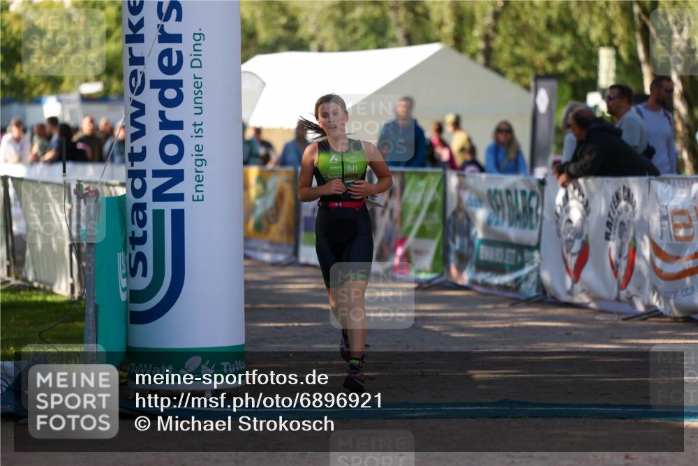 01.09.2024 - 17. Tribühne Triathlon Michael Strokosch http://msf.ph/oto/6896921 01.09.2024 09:50:24 Ziel 104 meine-sportfotos.de