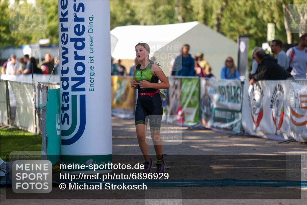 01.09.2024 - 17. Tribühne Triathlon Michael Strokosch http://msf.ph/oto/6896929 01.09.2024 09:50:24 Ziel 104 meine-sportfotos.de