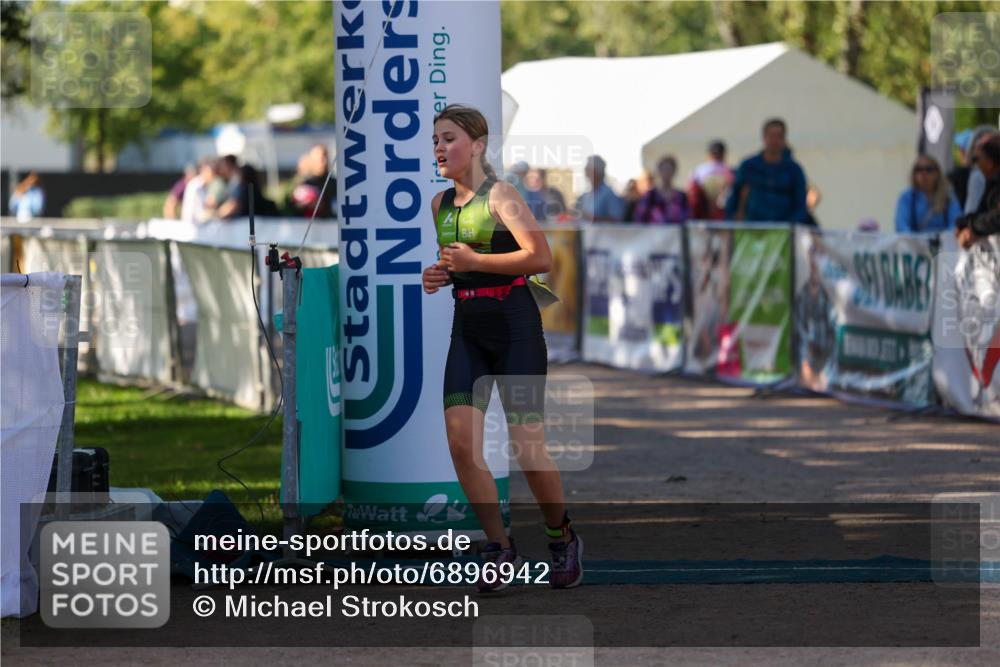 01.09.2024 - 17. Tribühne Triathlon Michael Strokosch http://msf.ph/oto/6896942 01.09.2024 09:50:24 Ziel 104 meine-sportfotos.de