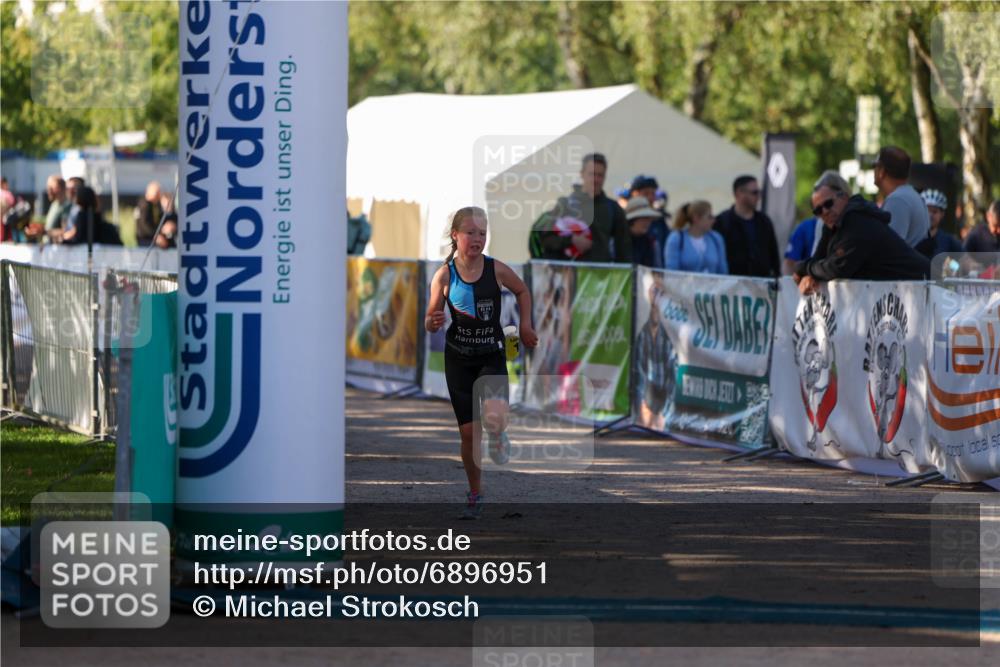 01.09.2024 - 17. Tribühne Triathlon Michael Strokosch http://msf.ph/oto/6896951 01.09.2024 09:50:37 Ziel 100 meine-sportfotos.de