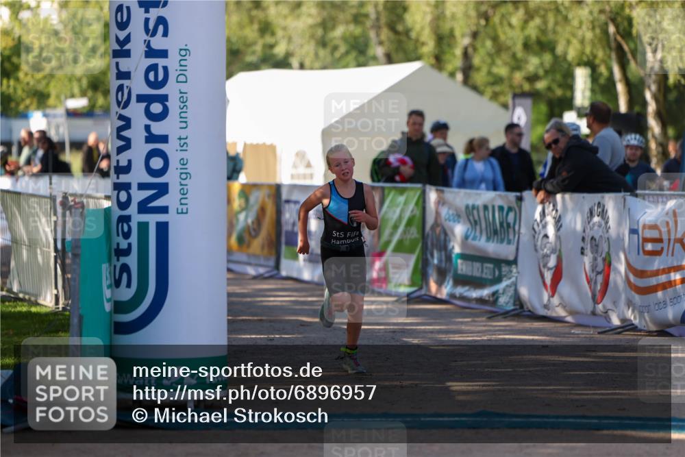 01.09.2024 - 17. Tribühne Triathlon Michael Strokosch http://msf.ph/oto/6896957 01.09.2024 09:50:37 Ziel 100 meine-sportfotos.de