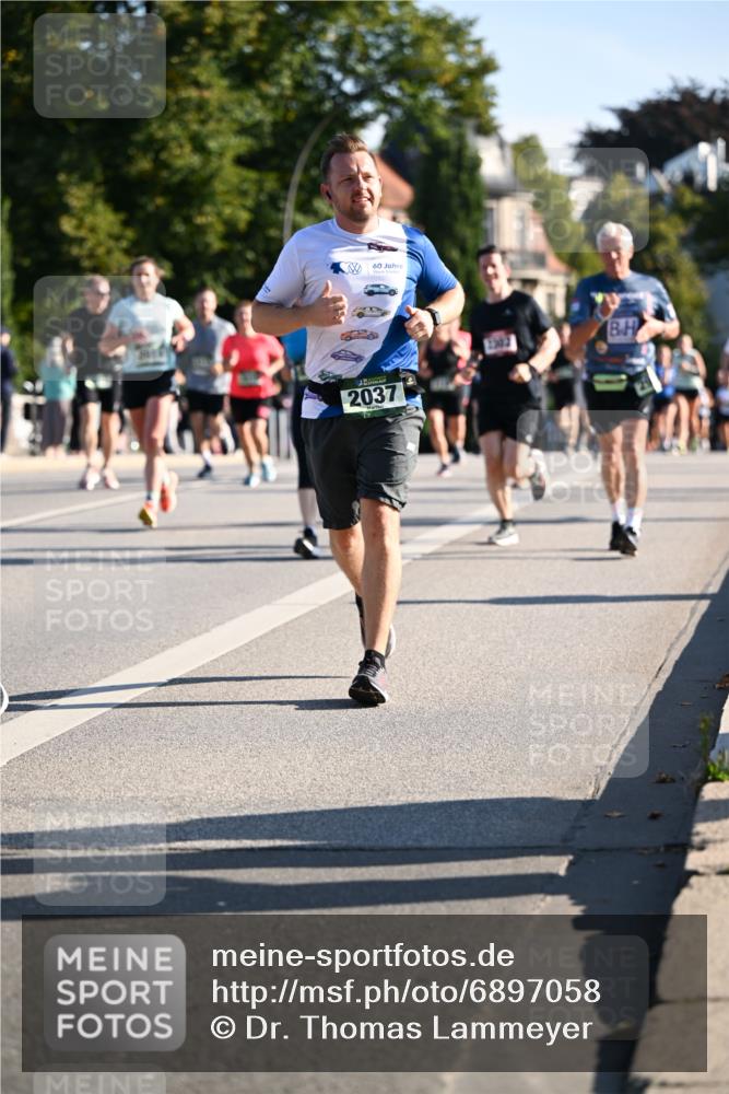 01.09.2024 - BARMER Alsterlauf Dr. Thomas Lammeyer http://msf.ph/oto/6897058 01.09.2024 09:35:23 Laufen 60, 2037, 2002 meine-sportfotos.de