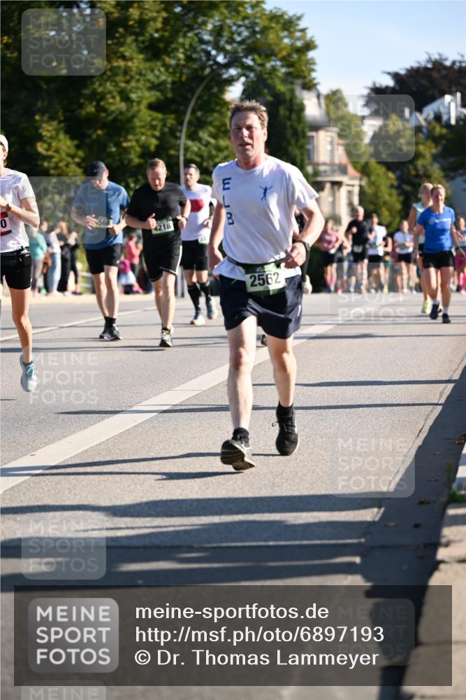 01.09.2024 - BARMER Alsterlauf Dr. Thomas Lammeyer http://msf.ph/oto/6897193 01.09.2024 09:35:31 Laufen 4218, 2562 meine-sportfotos.de