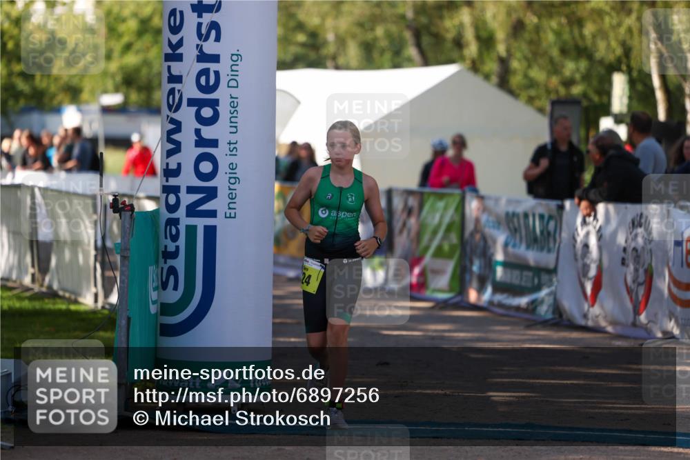 01.09.2024 - 17. Tribühne Triathlon Michael Strokosch http://msf.ph/oto/6897256 01.09.2024 09:51:30 Ziel 124 meine-sportfotos.de