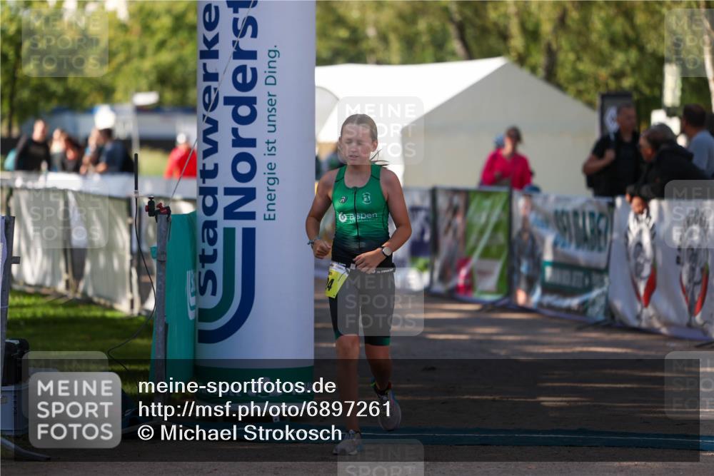 01.09.2024 - 17. Tribühne Triathlon Michael Strokosch http://msf.ph/oto/6897261 01.09.2024 09:51:30 Ziel 124 meine-sportfotos.de
