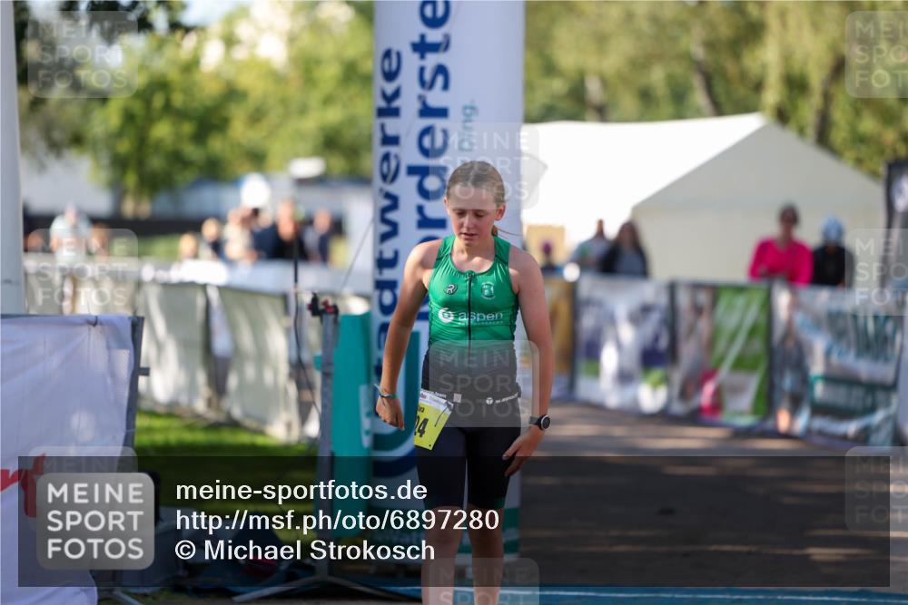 01.09.2024 - 17. Tribühne Triathlon Michael Strokosch http://msf.ph/oto/6897280 01.09.2024 09:51:32 Ziel 124 meine-sportfotos.de