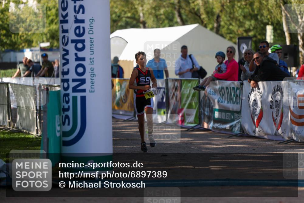 01.09.2024 - 17. Tribühne Triathlon Michael Strokosch http://msf.ph/oto/6897389 01.09.2024 09:52:09 Ziel 110, 127 meine-sportfotos.de