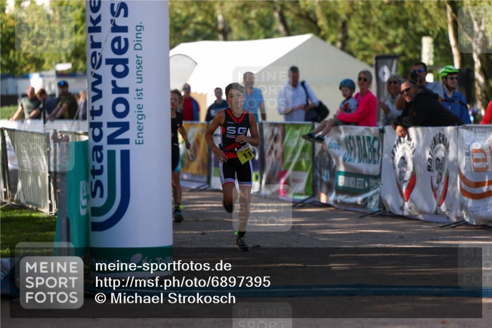 01.09.2024 - 17. Tribühne Triathlon Michael Strokosch http://msf.ph/oto/6897395 01.09.2024 09:52:09 Ziel 110, 127 meine-sportfotos.de