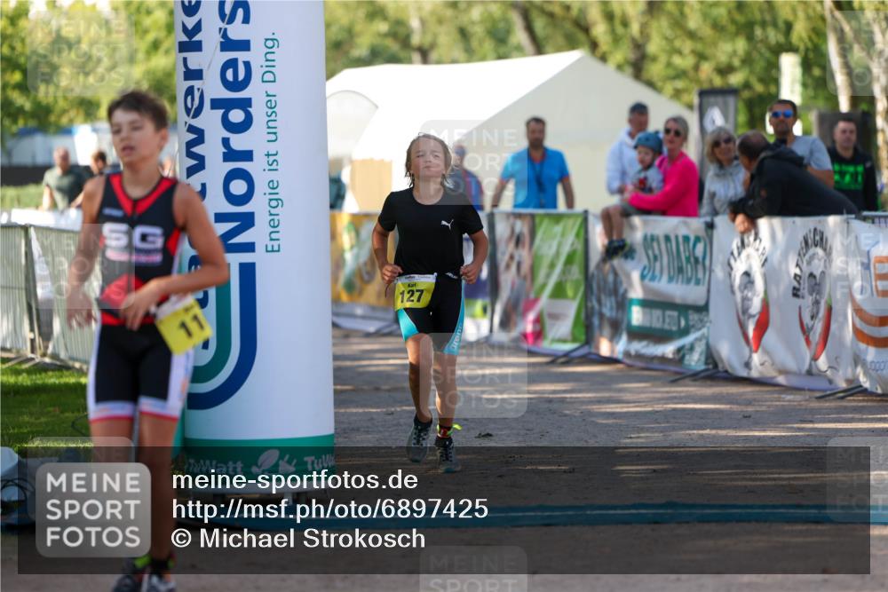 01.09.2024 - 17. Tribühne Triathlon Michael Strokosch http://msf.ph/oto/6897425 01.09.2024 09:52:11 Ziel 110, 127 meine-sportfotos.de