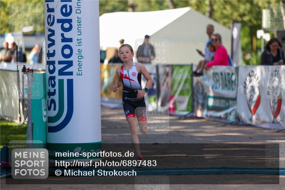 01.09.2024 - 17. Tribühne Triathlon Michael Strokosch http://msf.ph/oto/6897483 01.09.2024 09:52:47 Ziel 121 meine-sportfotos.de