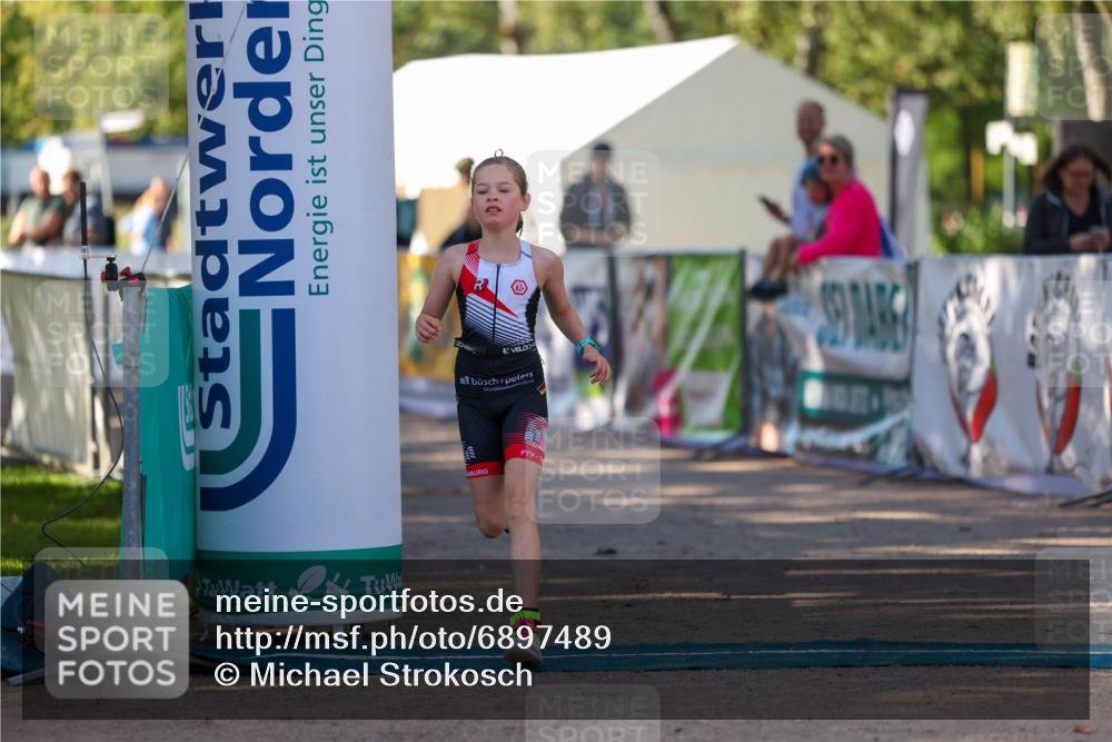 01.09.2024 - 17. Tribühne Triathlon Michael Strokosch http://msf.ph/oto/6897489 01.09.2024 09:52:48 Ziel 121 meine-sportfotos.de